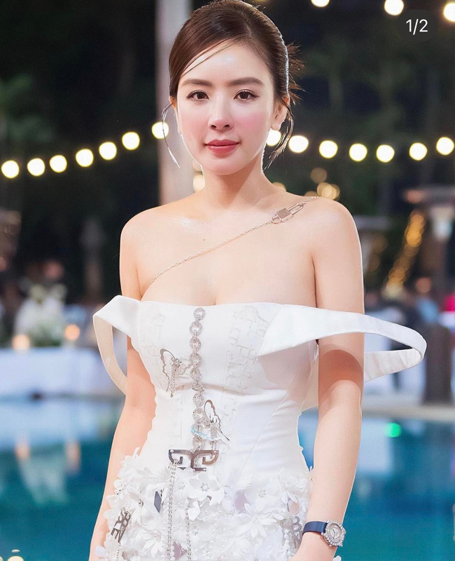 Hot girl Hà thành - Phương Bora gây chú ý vì diện váy áo lộng lẫy đi ăn cưới.
