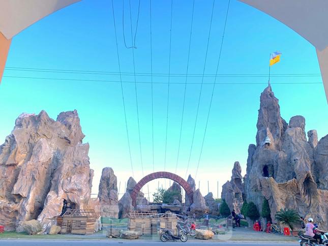 Hơn 1 tháng nay, mỗi ngày có từ 20-100 người dân có mặt tại khu đất rộng 3ha trước cổng Giáo xứ An Nhiên (xã Thạch Hạ, thành phố Hà Tĩnh) để tập trung làm hang đá Bê-lem chào đón Giáng sinh năm 2022.