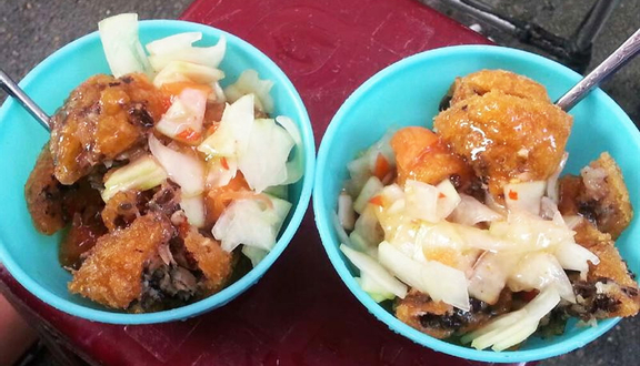 Bánh rán mặn ăn cùng nước chấm chua ngọt