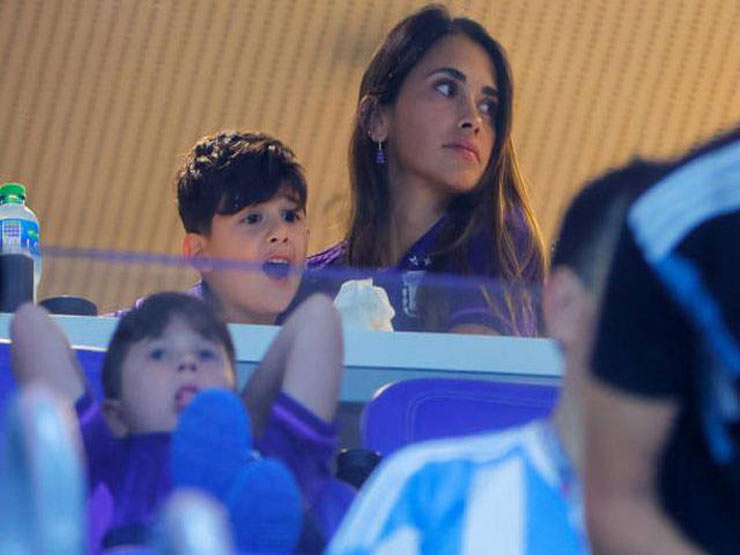 Bà xã của Messi bị chụp trộm trên khán đài vẫn được khen vì quá xinh đẹp và quyến rũ