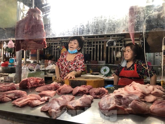 Bà Dương Mai (bìa trái) buồn tênh khi quá trưa nhưng thịt heo vẫn còn ê hề