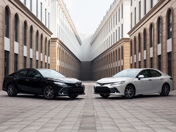 Giá xe Toyota Camry niêm yết và lăn bánh tháng 12/2022