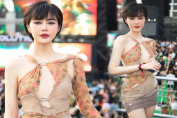 Thời trang - "Búp bê người Tày" diện trang phục lạ mắt khi đi dự lễ hội âm nhạc