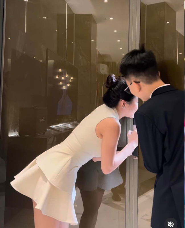 Khác với Phương Bora, Trâm Anh diện trang phục đơn sắc màu be&nbsp;bao gồm quần short và áo sát nách. Tuy đơn giản nhưng vẫn làm nổi bật đường cong.
