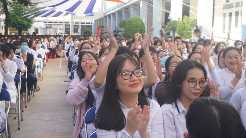 Học sinh trường THPT Bùi Thị Xuân, quận 1 trong dịp lễ 20-11. Ảnh: NGUYỄN QUYÊN