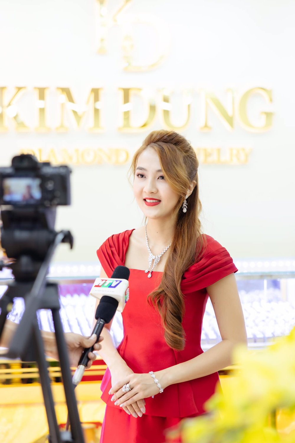Đại diện Kim Dung Diamond Jewelry trả lời phỏng vấn đài truyền hình