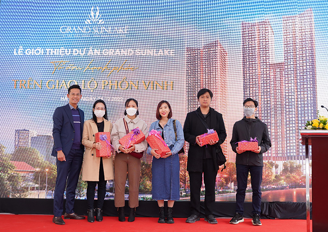 Khách hàng Grand SunLake nhận những phần quà hấp dẫn trong chương trình rút thăm may mắn
