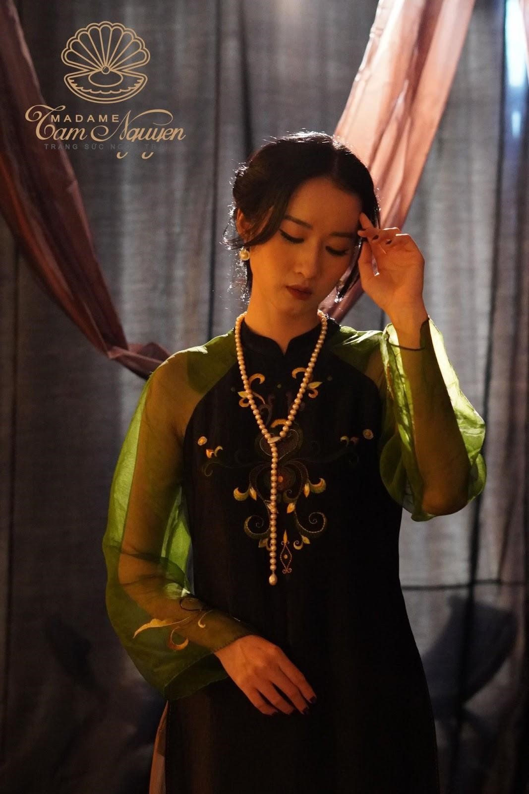 Người mẫu đeo ngọc trai Madame Tam Nguyen kết hợp Áo dài Xuân Thu trong BST “Mời trầu”.