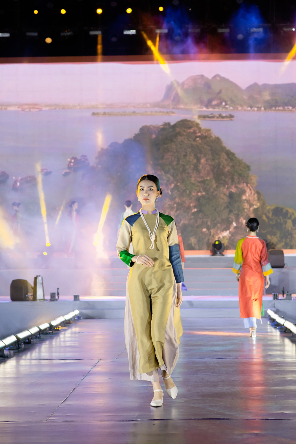 Người mẫu đeo ngọc trai Madame Tam Nguyen kết hợp áo dài Xuân Thu trong BST “Begin Collection” của nhà TK Nguyên Khanh tại Lễ hội Áo dài 2022.