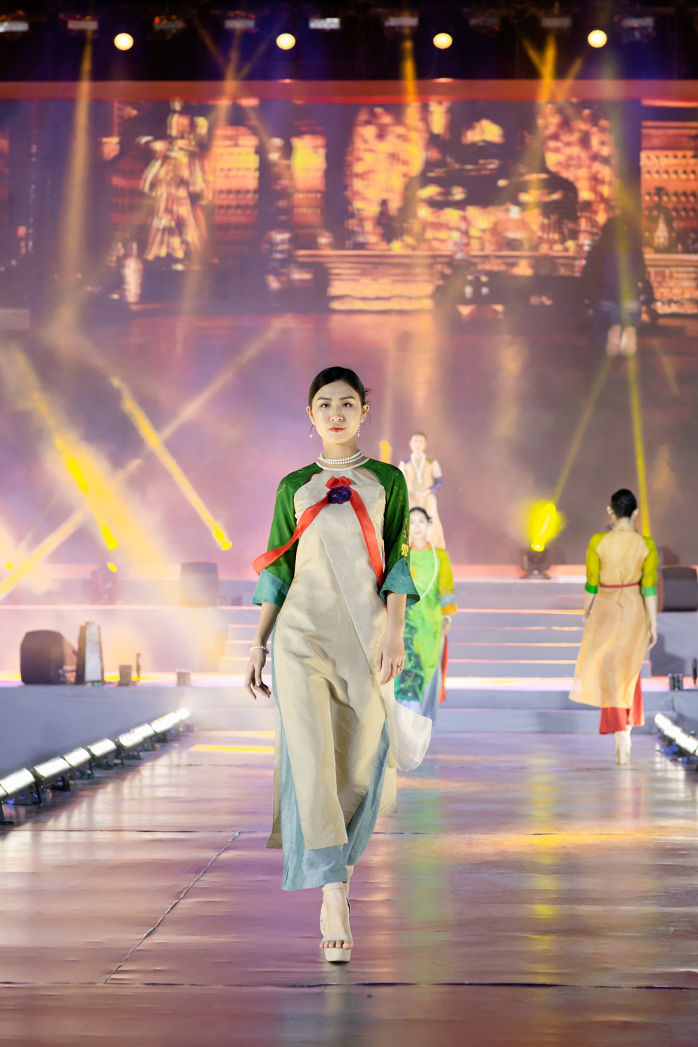 Người mẫu đeo ngọc trai Madame Tam Nguyen kết hợp áo dài Xuân Thu trong BST “Begin Collection” của nhà TK Nguyên Khanh tại Lễ hội Áo dài 2022.