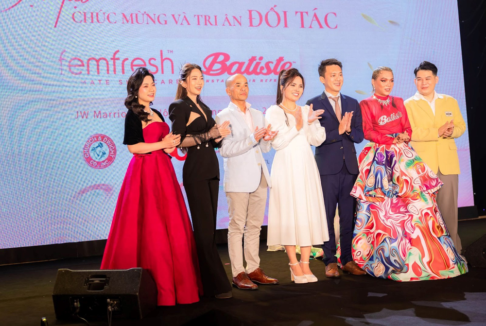 Các nghệ sĩ chụp cùng với bà Phạm Thị Khuyên - CEO Công ty Thương mại Trần Gia, ông Abe Wong - Tổng giám đốc khu vực châu Á - Thái Bình Dương và đại diện của nhãn hàng Femfresh, ông Tom Nguyen - CEO Công ty H&S International.