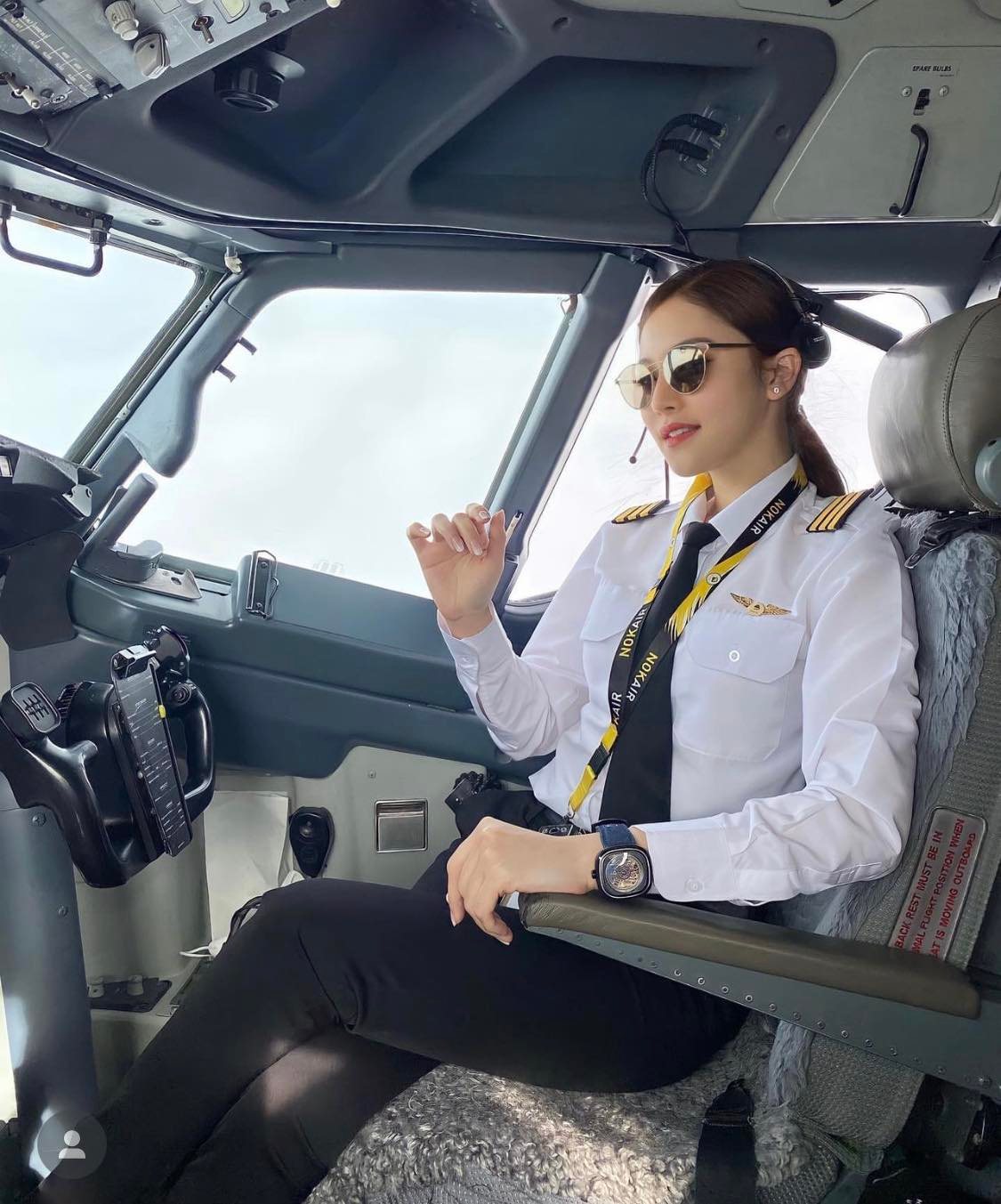 Evelyn là nữ cơ trưởng người Thái Lan, hiện tại đang làm việc cho hãng hàng không Nok Air.