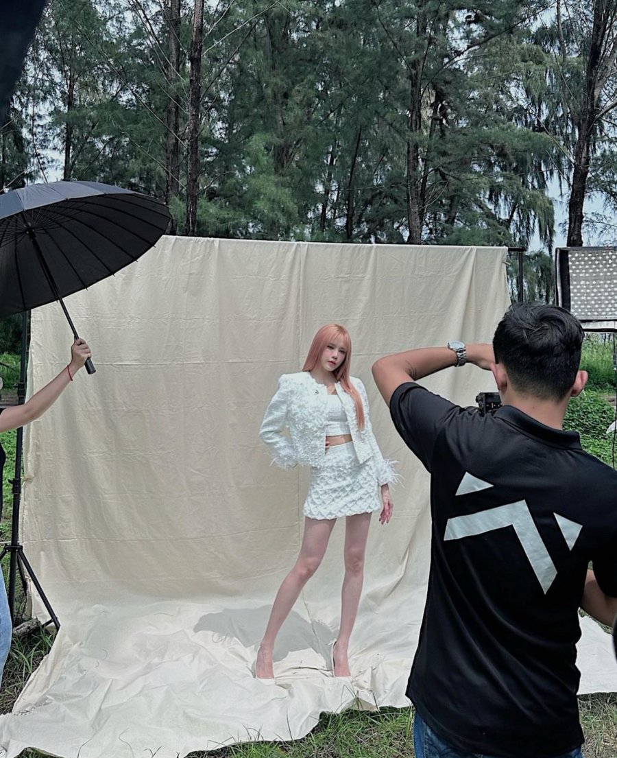 Hình hậu trường chụp thời trang của Thiều Bảo Trâm thu hút mọi ánh nhìn vào đôi chân thon dài như người mẫu.