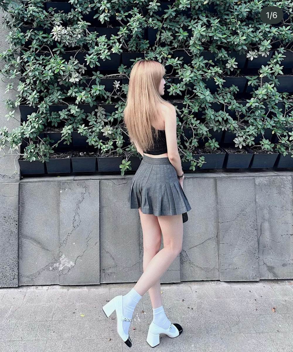 Những chiếc váy ngắn như bodycon, chân váy tennis, quần short... thường được cô lăng xê trong thời trang ứng dụng đời thường.