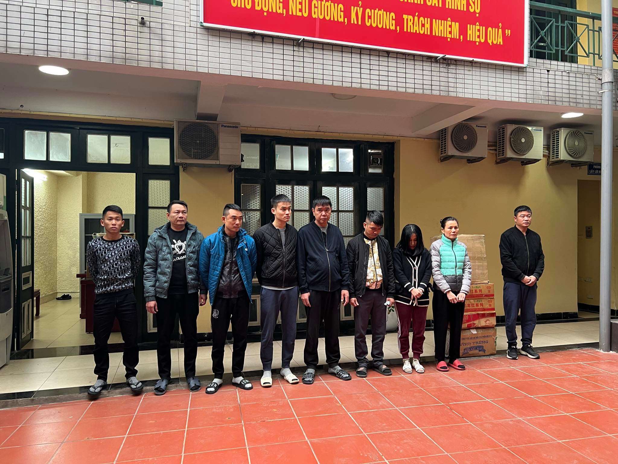 Các đối tượng bị bắt giữ tại trụ sở công an.