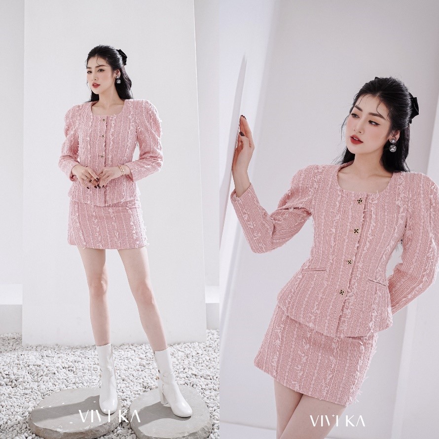 Trên nền chất liệu độc đáo, từng chi tiết được phối hợp hài hòa bởi team thiết kế VIVIKA tạo ra một tổng thể trang phục tinh tế nhưng vô cùng mới lạ.