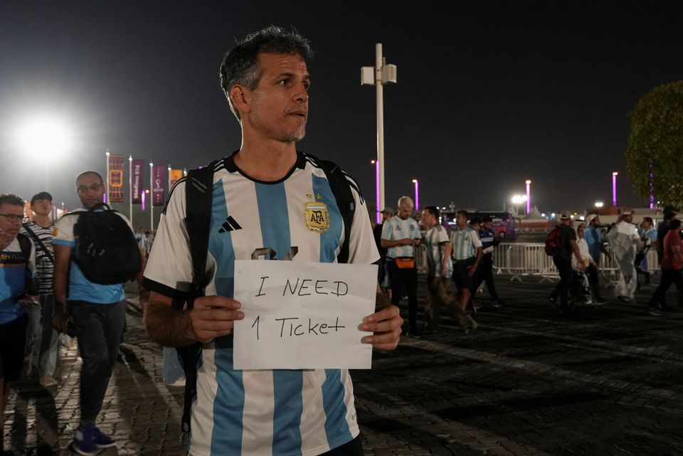 Một cổ động viên bóng đá giơ bảng “tôi cần vé” ở Doha, Qatar (ảnh: Reuters)
