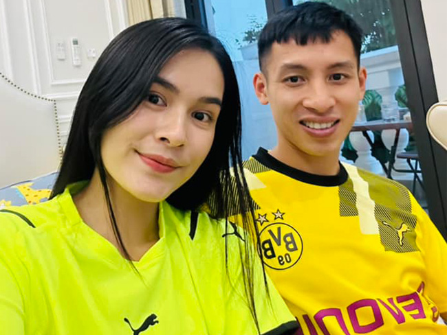 Vợ của cầu thủ Đỗ Hùng Dũng là Triệu Mộc Trinh (sinh năm 1997, quê Tuyên Quang). 
