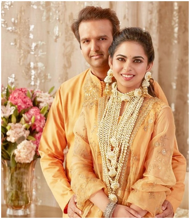 Anand Piramal trở nên nổi tiếng hơn kể từ khi anh kết hôn với Isha Ambani, ái nữ duy nhất của tỷ phú Mukesh Ambani, người từng nhiều lần nắm giữ vị trí giàu nhất châu Á. Đám cưới của cặp đôi là một trong những hôn lễ xa hoa bậc nhất thế giới.
