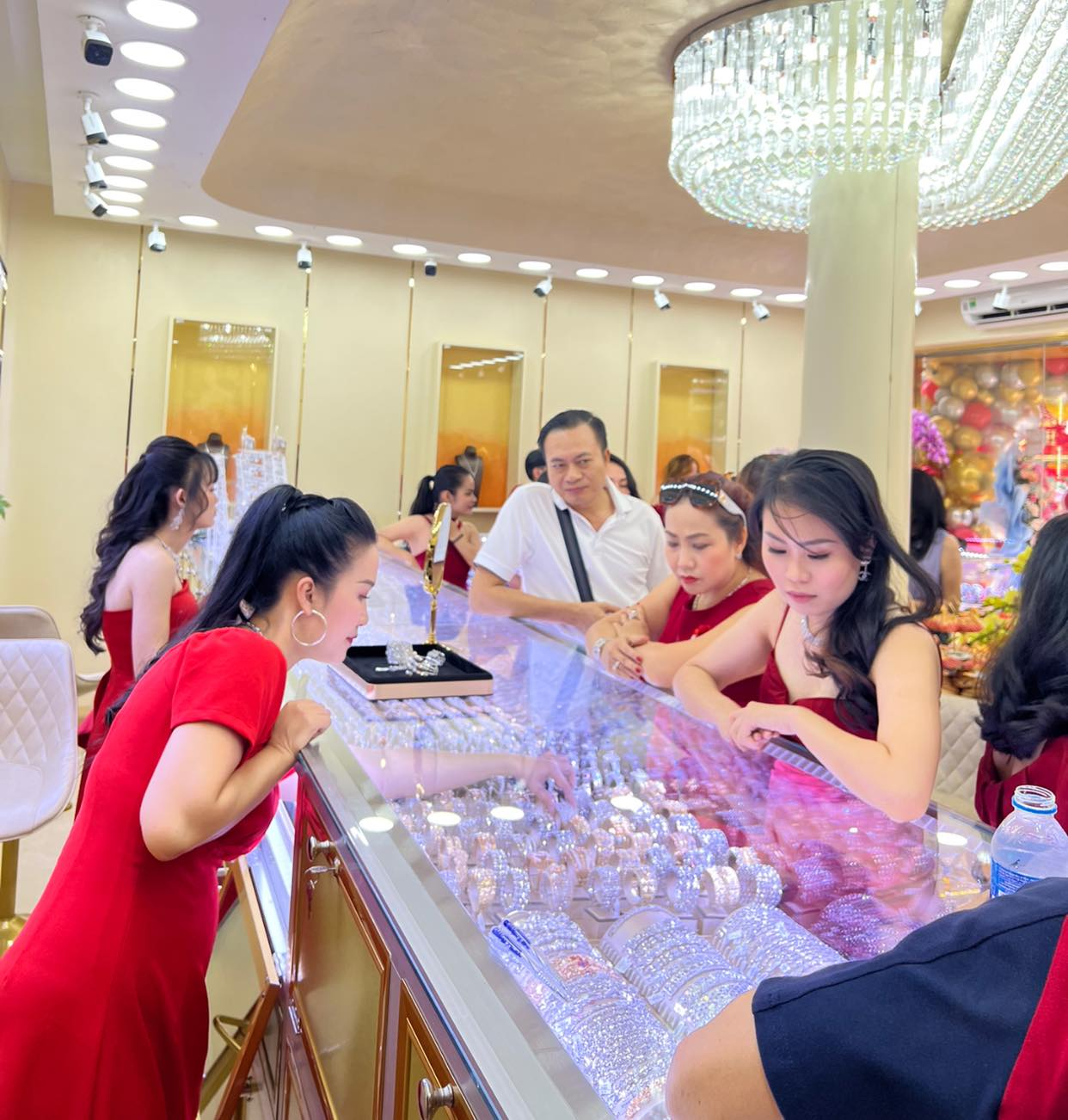 Khách hàng chọn mua trang sức tại Kim Dung Diamond Jewelry