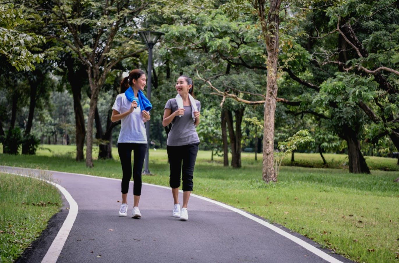 Đi bộ đều đặn cũng là một cách hỗ trợ điều trị viêm khớp dạng thấp