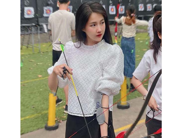 Thời trang - "Bạn gái Đan Trường" mặc "kín cổng cao tường" vẫn nổi bần bật khi bắn cung