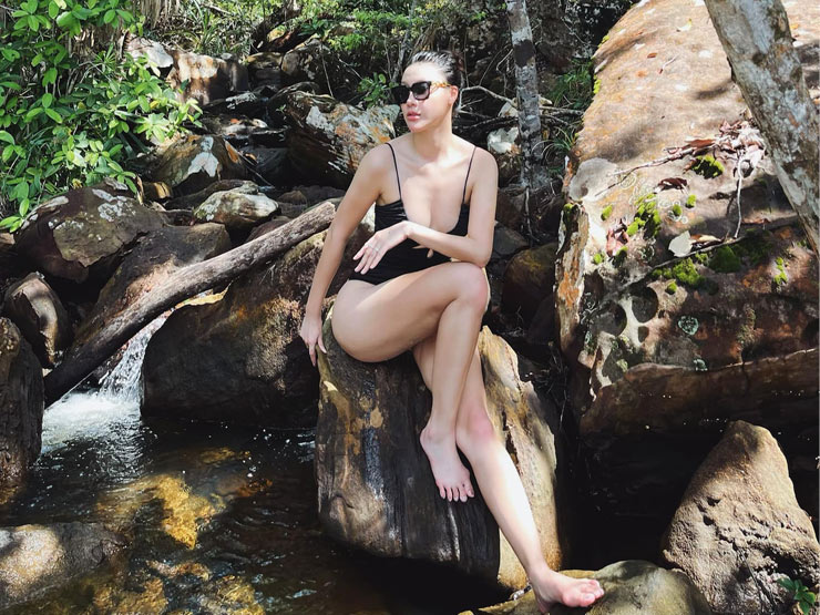 Làm đẹp - Nữ MC gây chú ý vì sắc vóc "đồng hồ cát"