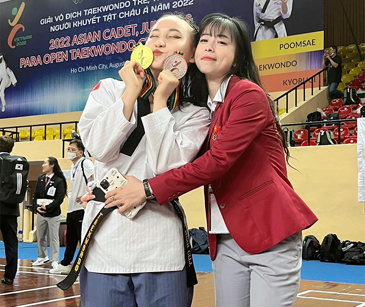 Châu Tuyết Vân và Châu Ngọc Tuyết Sang là cặp chị em ruột xinh đẹp, nổi tiếng và hiếm có mà võ thuật Việt Nam sản sinh ra. Cả hai đều đến với Taekwondo từ rất nhỏ, khổ luyện để mang về vô số huy chương quốc tế danh giá cho nước nhà.