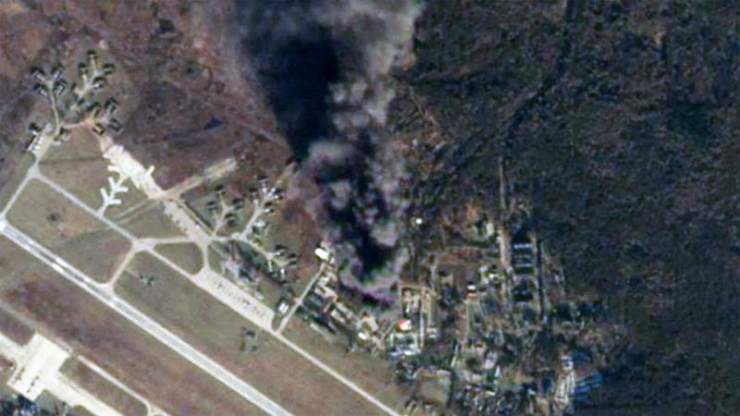 Cột khói bốc lên từ sân bay ở Kursk. Ảnh: Drive