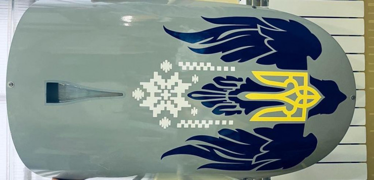 Bài đăng cho biết: "Vũ khí này có tầm
hoạt động 1.000 km, trọng lượng đầu đạn 75 kg. Chúng tôi đang hoàn
thiện quá trình phát triển", kèm theo phát ngôn là ảnh chụp một
phần vũ khí, rất có thể đây là phần thân máy bay không người lái
cảm tử.