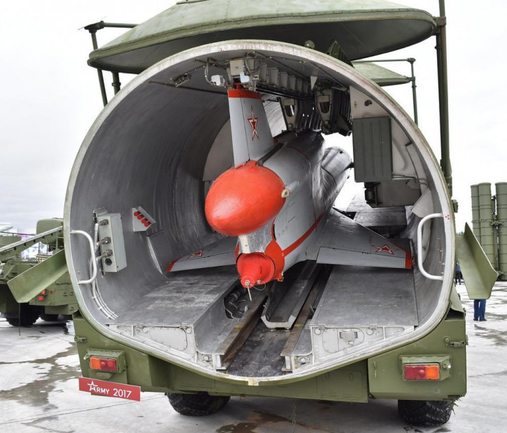 Cần nhấn mạnh, phạm vi tác chiến
1.000 km của một máy bay không người lái là rất lớn, từ đó dẫn đến
câu hỏi liên quan đến các phương tiện dẫn đường và truyền dữ liệu
về trung tâm điều khiển theo thời gian thực.