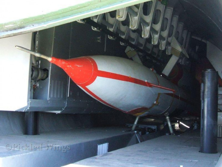 Tất nhiên rất khó để dự đoán chính
xác về vũ khí mới của Ukraine thông qua chỉ một bức ảnh như vậy,
nhưng có thể dễ dàng nhận ra phần đầu đạn mà nó mang theo có trọng
lượng rất đáng kể. Có ý kiến cho rằng đây là một biến thể từ UAV
trinh sát Tu-143 Reis.