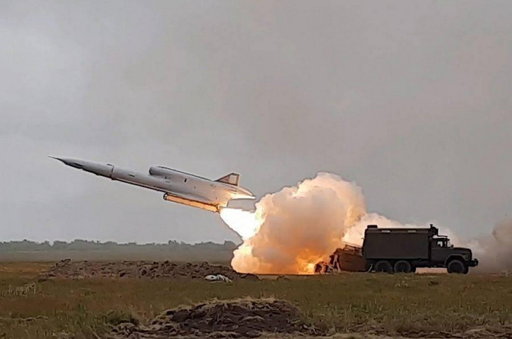 Trong điều kiện này, cách thực hiện
dẫn hướng đơn giản nhất sẽ là định vị vệ tinh thông thường, cho
phép bắn trúng các vật thể đứng yên với tọa độ đã biết trước. Nhưng
độ chính xác của nó không cho phép tiêu diệt các vật thể quân sự cơ
động cao.