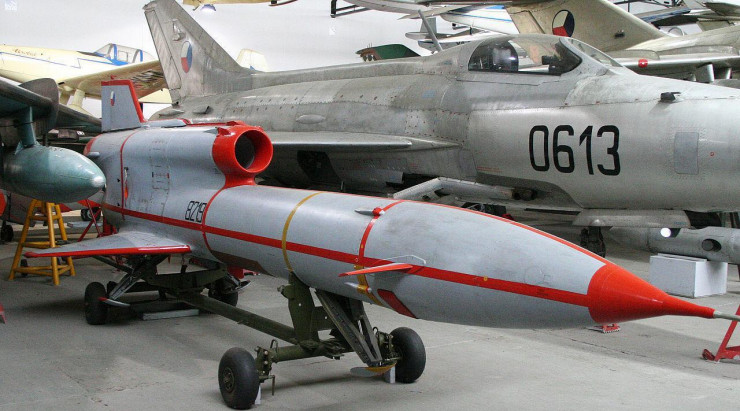 Khó khăn nhưng hữu ích hơn nhiều, có
thể là khả năng lắp đặt đầu radar dẫn đường thụ động trên máy bay
không người lái cảm tử để tiêu diệt các hệ thống phòng không và
radar giám sát của kẻ địch.