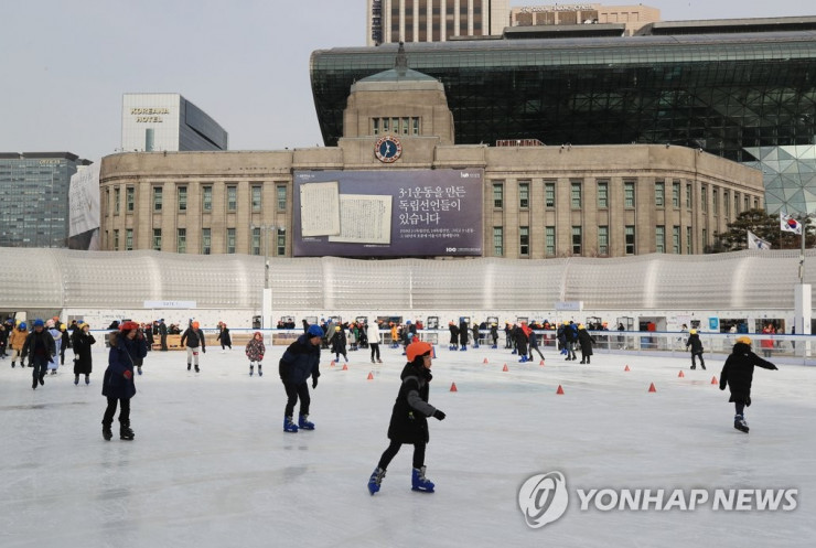 Sân trượt băng Seoul Plaza nằm ở trung tâm thủ đô Seoul. Ảnh: Yonhap News.