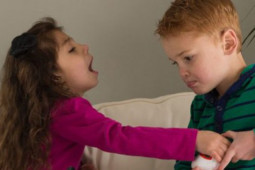 Giáo dục - du học - Bắt con phải "chia sẻ", "nhường" - sai lầm của nhiều cha mẹ khiến con bị tổn thương và hình thành những quan niệm sai lệch