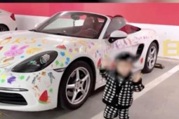 Bạn trẻ - Cuộc sống - Bà mẹ Trung Quốc cho con 2 tuổi vẽ đầy siêu xe Porsche