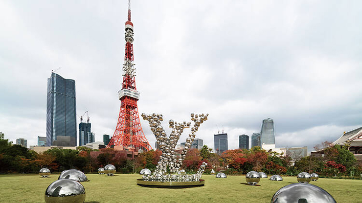Nghệ thuật sắp đặt của Louis Vuitton x Yayoi Kusama: Louis Vuitton hợp tác với nghệ sĩ đương đại Nhật Bản nổi tiếng thế giới Yayoi Kusama để trình bày một loạt tác phẩm nghệ thuật sắp đặt cũng như trải nghiệm AR kỹ thuật số. Các tác phẩm nghệ thuật và tương tác nằm rải rác khắp Tokyo tại các địa danh mang tính biểu tượng, bao gồm Tháp Tokyo, Đền Zojoji, Công viên Shiba, Ngã tư Shibuya Scramble và Ga Tokyo.
