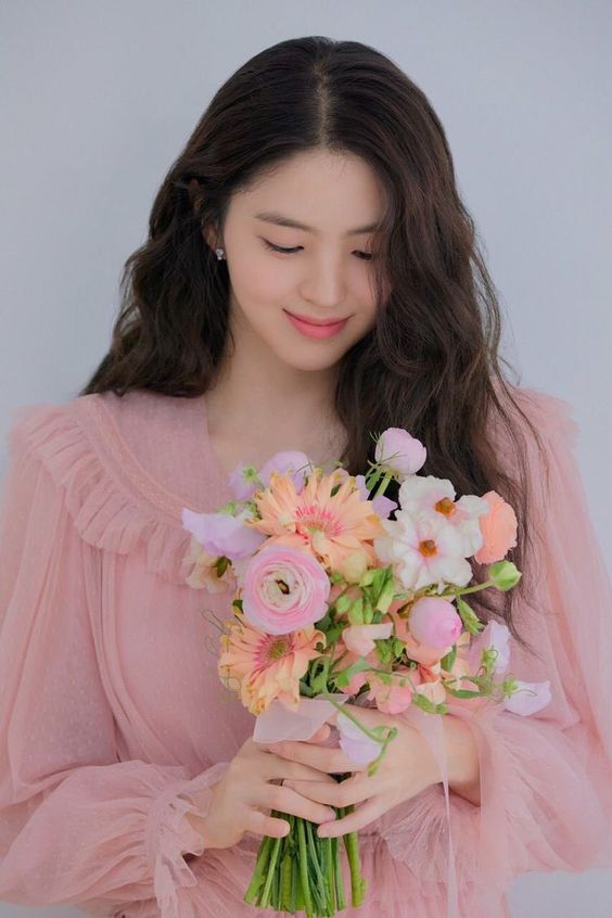 Hồng đào nhạt hợp tone da ấm.