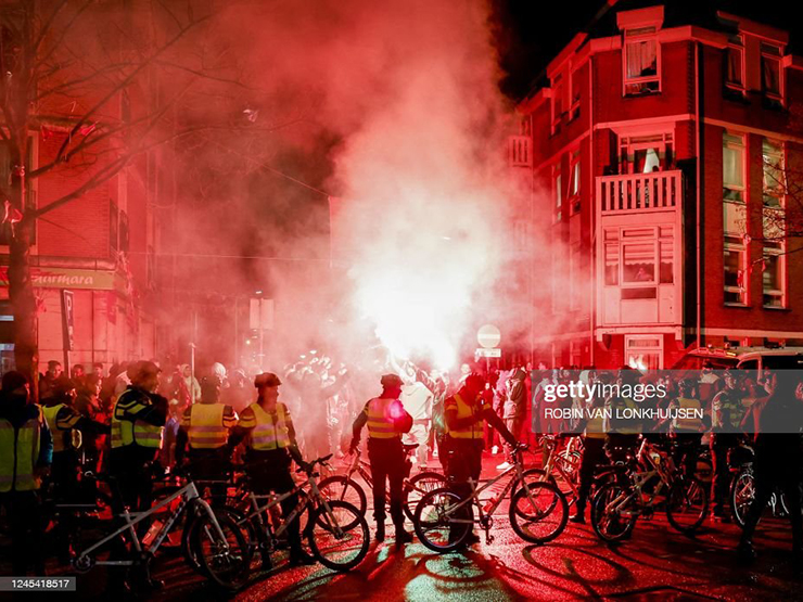 Fan Morocco đốt pháo sáng, mừng đội nhà hạ Tây Ban Nha chấn động World Cup