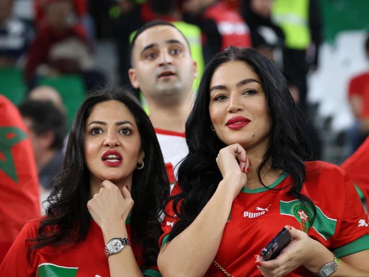 Đội nhà đánh bại Tây Ban Nha: CĐV nữ Morocco khoe sắc, cổ vũ hết mình