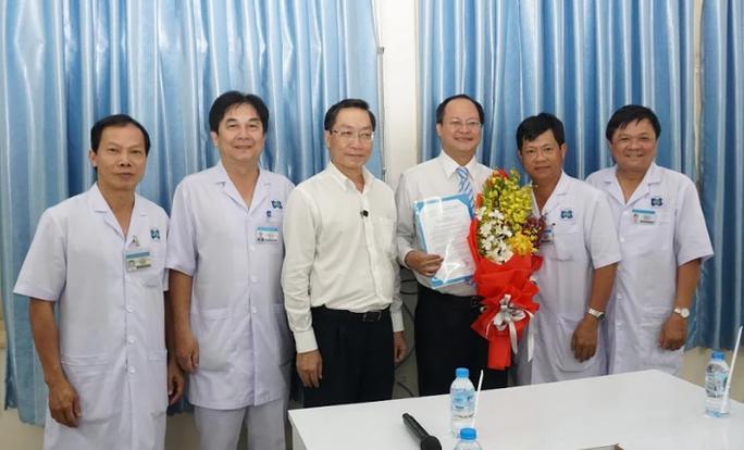 Trước đó, tháng 4-2017, Sở Y tế đã trao quyết định điều động và bổ nhiệm Phó Giám đốc Bệnh viện Ung Bướu đối với bác sĩ Lê Anh Tuấn. (Ảnh: Sở Y tế TP HCM)