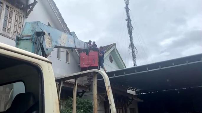 Lực lượng công an dùng xe cẩu giải cứu thanh công