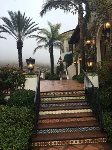 Tổng diện tích của cả khu biệt thự lên tới hơn
50.000 m2, bao gồm một trang trại cưỡi ngựa và dinh thự rộng hơn
17.000m2.