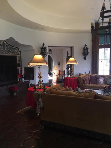 Bên trong căn biệt thự có nhiều chi tiết kiến
trúc nguyên bản kể từ thời chủ trước.