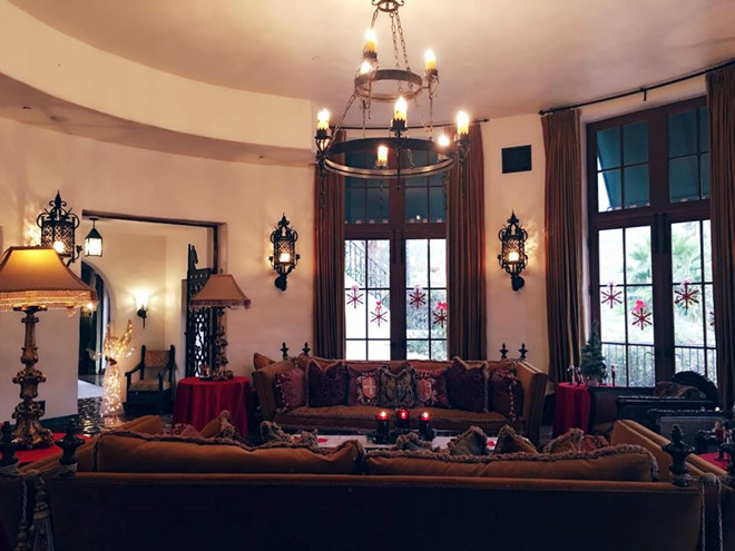 Phòng khách ấn tượng với bộ sofa cổ điển,
đèn trang trí cầu kỳ.