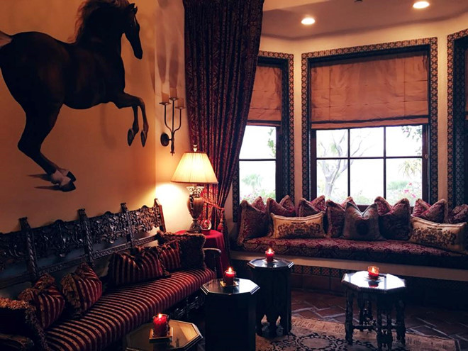 Mỗi gian phòng thường có nến bên cạnh đèn.