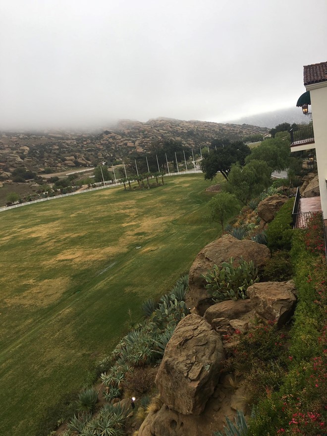 Không gian mênh mông trải dài phía ngoài biệt
thự.