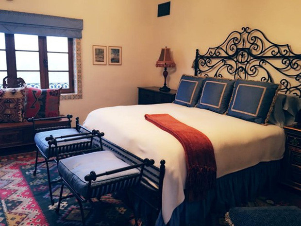 Không gian phòng ngủ đậm chất cổ kính.