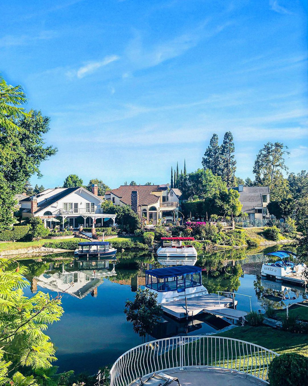 Chưa nói đến nội thất bên trong biệt thự, giá
trị "đáng tiền" nhất của biệt thự phải kể đến không gian xung
quanh.